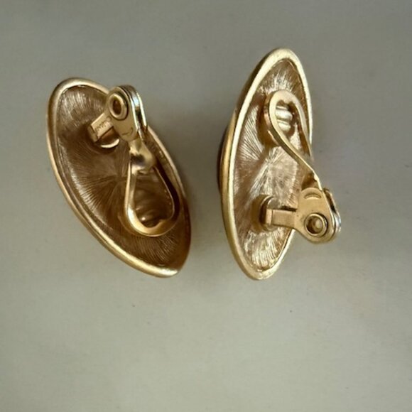 vintage monet lucite amber clip on earrings - Picture 2 of 3